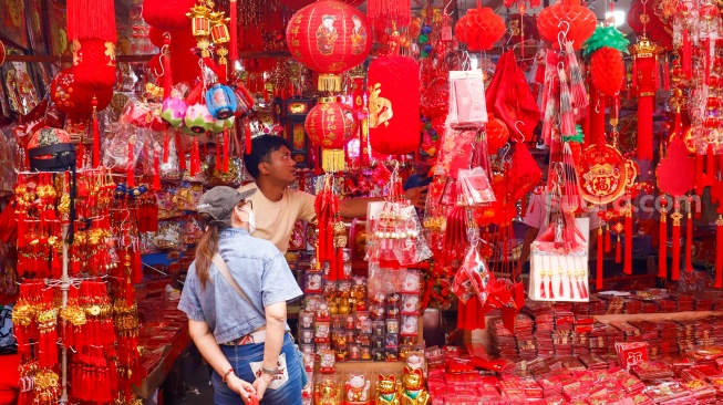Pedagang menjual pernak-pernik perayaan Imlek di kawasan Glodok, Jakarta, Senin (9/2/2026). [Suara.com/Alfian Winanto]
