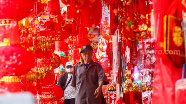 Pedagang menjual pernak-pernik perayaan Imlek di kawasan Glodok, Jakarta, Senin (9/2/2026). [Suara.com/Alfian Winanto]
