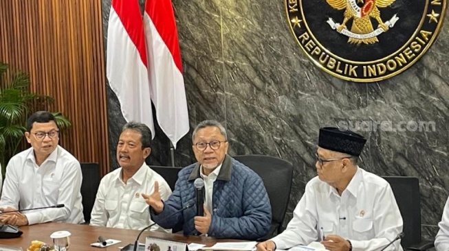 Menteri Koordinator Bidang Pangan, Zulkifli Hasan (Zulhas), memberikan keterangan usai rapat koordinasi terbatas bersama sejumlah kementerian di antaranya Kementerian Haji dan Umroh, Bulog, hingga Kementerian Perdagangan pada Senin (9/2/2026).  [Suara.com/yaumal]