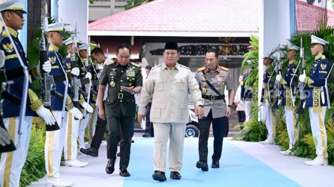 Seskab Teddy Ungkap 8 Arahan Prabowo untuk Pimpinan TNI-Polri di Rapim