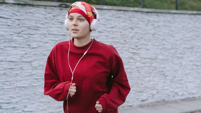 Ilustrasi mendengarkan musik saat olahraga. (Pexels/Ivan S)