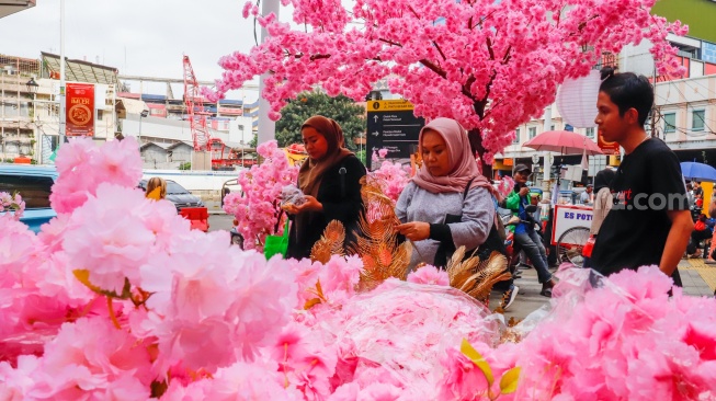 Pedagang menjual pernak-pernik perayaan Imlek di kawasan Glodok, Jakarta, Senin (9/2/2026). [Suara.com/Alfian Winanto]
