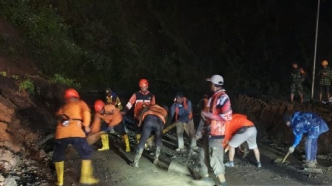 Longsor Setebal 1,5 Meter Timbun Jalur Rinjani, Bagaimana Nasib Wisatawan dan Warga?