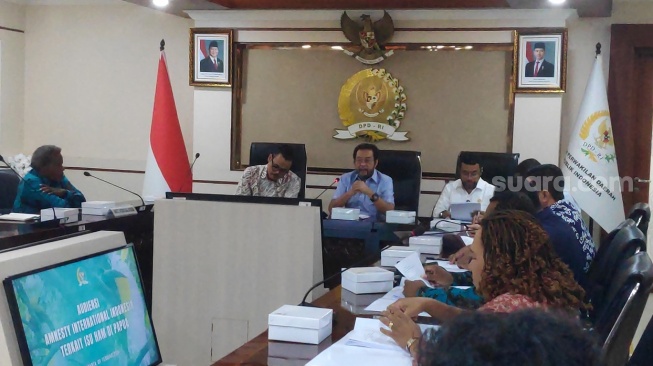 Terima Laporan Tragedi Gearek, Yorrys Raweyai Singgung Era Jokowi: Ini Tukang Bohong Atau Apa