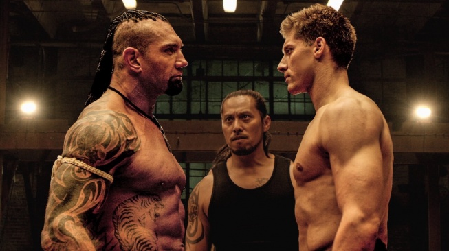 Kickboxer: Vengeance yang dibintangi Alain Moussi, Jean Claude Van Damme, dan Dave Bautista akan tayang pada Senin (9/2026) malam ini pukul 23.00 di Trans TV. [YouTube]
