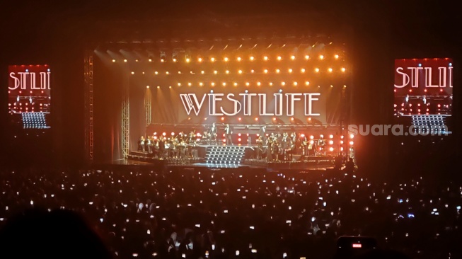 Suasana konser westlife di Surabaya. [Dimas Angga Perkasa]