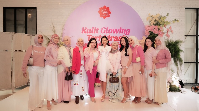 Shenina Cinnamon dalam acara peluncuran produk baru Viva Cosmetics. [Istimewa]