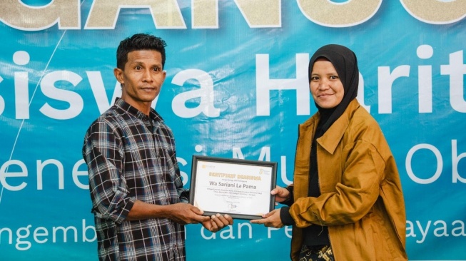 Wa Sariani La Pama (kanan) saat menerima sertifikat Beasiswa Harita Gemilang (Dok: Harita Nickel)