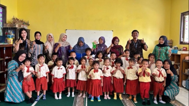 Lewat Dongeng Boneka Tangan, KKNT UNP Kediri Ajarkan Kecerdasan Emosional di KB Mentari