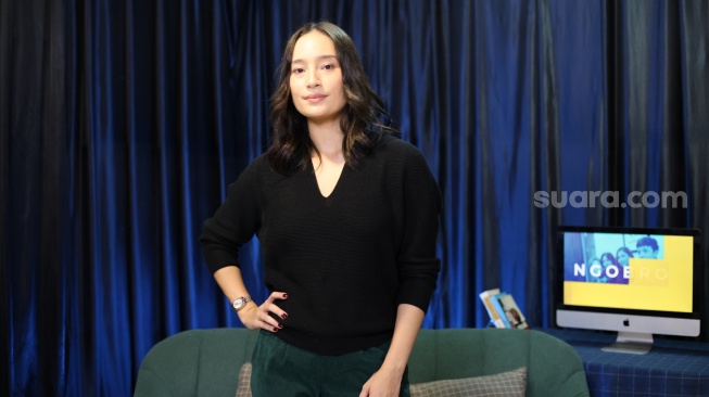 Tatjana Saphira saat datang ke kantor Suara.com untuk mempromosikan series Tiba-Tiba Brondong pada Selasa, 10 Februari 2026 [Suara.com/Ramadhani Ari Nugroho]