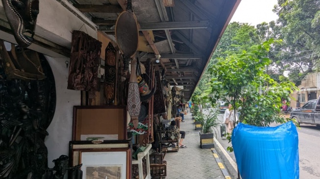 Pasar antik Jalan Surabaya Menteng, Jakarta Pusat. (Suara.com/Adiyoga)