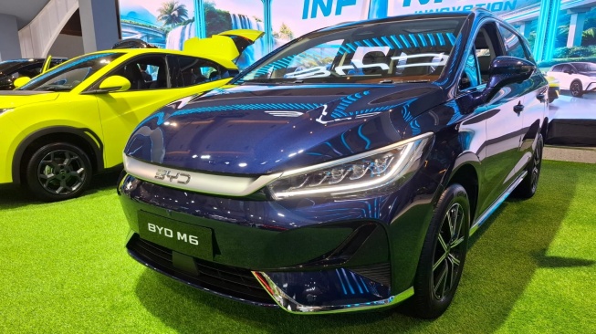 BYD M6 jadi salah satu mobil listrik andalan BYD di IIMS 2026. (Foto: SUARA.COM/Manuel Jeghesta)