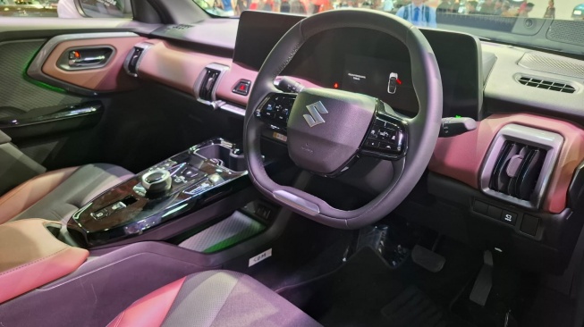 Bagian interior Suzuki e VITARA yang jadi bintang utama booth Suzuki di IIMS 2026. (SUARA.COM/Manuel Jeghesta) 