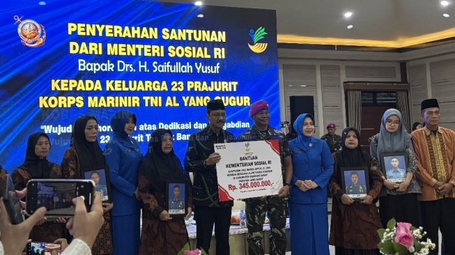 Kemensos Beri Santunan untuk Keluarga Marinir Korban Longsor Cisarua