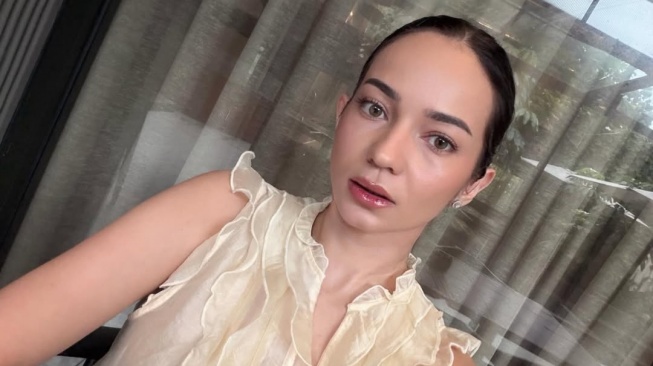 Penampilan Enzy Storia saat menjadi co-host Indonesian Idol mendapat banyak kritikan. Enzy dianggap terlalu berisik dan tak mengerti momen. [Instagram]