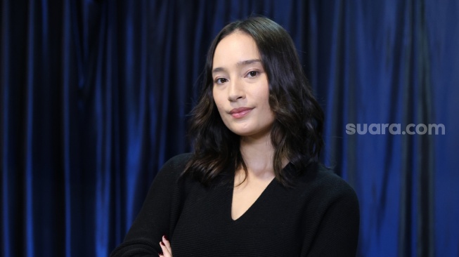 Tatjana Saphira saat datang ke kantor Suara.com untuk mempromosikan series Tiba-Tiba Brondong pada Selasa, 10 Februari 2026 [Suara.com/Ramadhani Ari Nugroho]