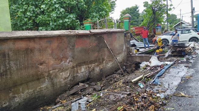 Petugas  menertibkan lapak penjual kambing yang menempati saluran drainase dan trotoar di Jalan AP Pettarani Selatan dan Jalan Bontomangepe, Kelurahan Mannuruki, Selasa (10/2/2026) [SuaraSulsel.id/Istimewa]