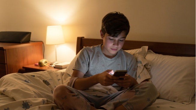 Angkat Telepon Bikin Kena Mental? Di Balik Kecenderungan Anak Muda Pilih Berkabar Lewat Pesan Teks