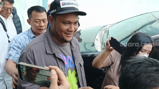 Cuma Lempar Senyum, Virgoun Hadiri Panggilan Komnas PA Terkait Aduan Inara Rusli soal Anak