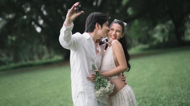 Angga Yunanda dan Shenina Cinnamon mengumumkan kehamilan anak pertama tepat di ultah pertama pernikahan mereka. [Instagram]