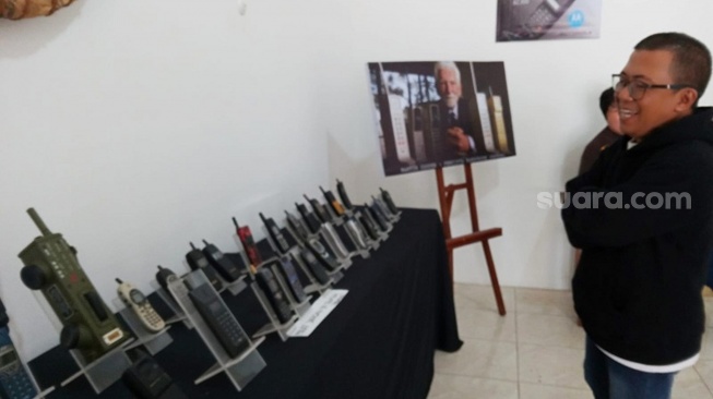 Pengunjung pameran HP Jadoel mengenang masa indah memiliki telepon genggam generasi pertama. (Suara.com/ Angga Haksoro Ardi). 