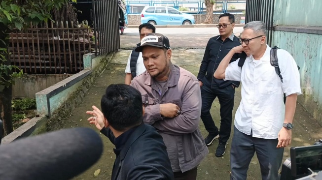 Virgoun saat tiba di Komnas PA, Pasar Rebo, Jakarta Timur pada Selasa, 10 Februari 2026. [Suara.com/Rena Pangesti]