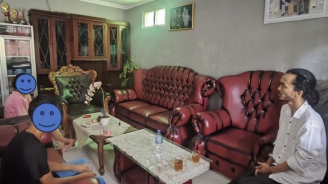 Tim advokasi saat menemui Doni di rumahnya. [Dokumentasi]