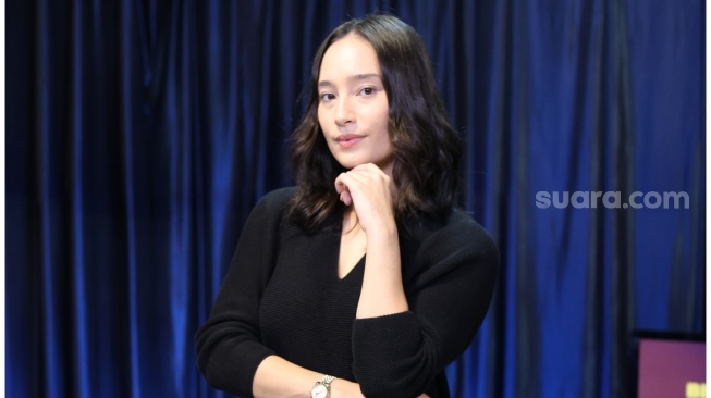 Tatjana Saphira saat datang ke kantor Suara.com untuk mempromosikan series Tiba-Tiba Brondong pada Selasa, 10 Februari 2026 [Suara.com/Ramadhani Ari Nugroho]