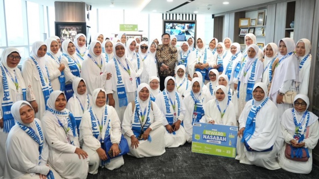 Para ibu yang mendapatkan reward umrah ke Tanah Suci. (Dok: PNM)