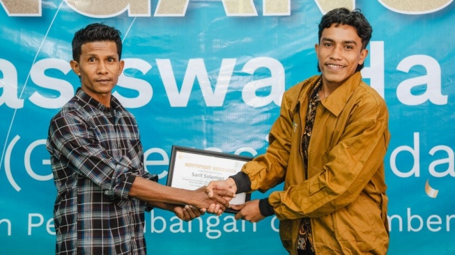 Syarif Soleiman (kanan) saat menerima sertifikat Beasiswa Harita Gemilang 2025 (Dok: Harita Nickel)