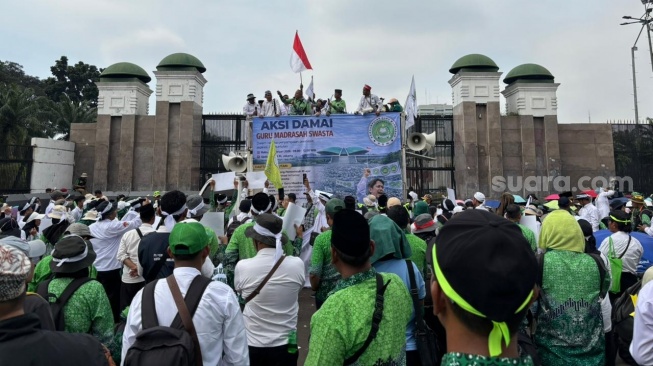 Guru madrasah demo di depan gedung DPR. (Suara.com/Dinda)