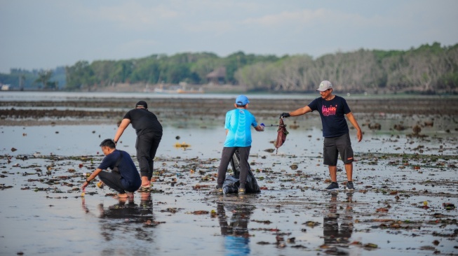 Di Bali, Bank Mandiri menggelar Aksi Bersama Bersih Pantai di Pantai Mertasari - Sanur, Pantai Penimbangan - Buleleng, dan Pantai Jasri - Amlapura (Dok: Bank Mandiri)