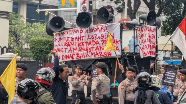 Gelar Aksi, Warga Tagih Janji Ganti Rugi Lahan Flyover Pramuka Rp369 Miliar ke DPRD DKI