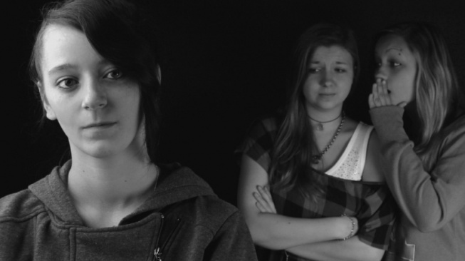 Mengapa Gen Z Sering Terjebak Crab Mentality di Media Sosial?