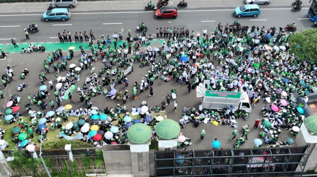 Polisi Bagi-Bagi Roti dan Air di Tengah Aksi Ribuan Guru Madrasah di Depan DPR