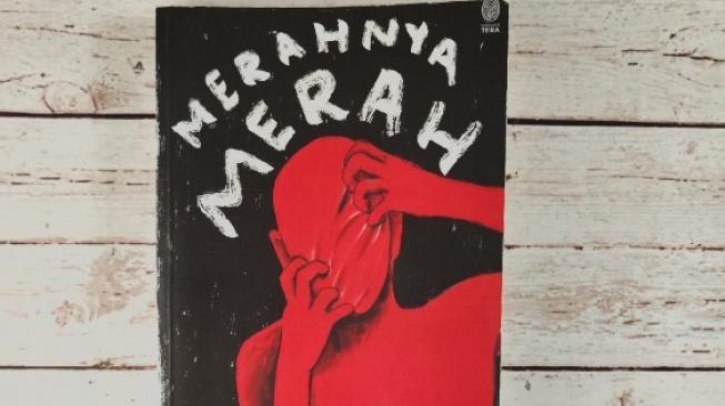 Membaca Ulang Merahnya Merah: Saat Kehilangan Menjadi Awal Pencarian Makna