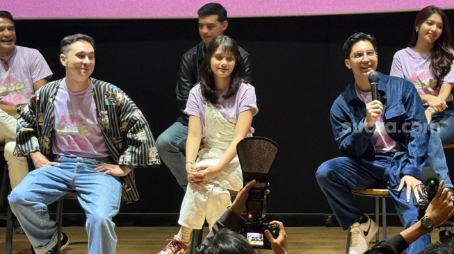 Konferensi pers series A Little White Lie di kawasan Senayan, Jakarta Pusat pada Selasa, 10 Februari 2026. [Suara.com/Tiara Rosana]