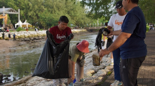 Regional CEO XI/Bali dan Nusa Tenggara Bank Mandiri, Alexander J. Patty menyatakan melalui sinergi lintas ekosistem, kegiatan Aksi Bersih Pantai melibatkan lebih dari 700 peserta yang terdiri dari karyawan Bank Mandiri, komunitas lokal, wisatawan, serta masyarakat setempat (Dok: Bank Mandiri)