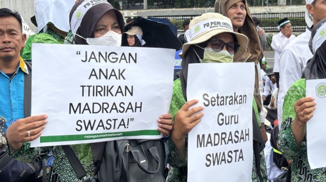 Ratusan Guru Madrasah Demo di DPR, Tuntut Kesejahteraan dan Inpres Pendidikan