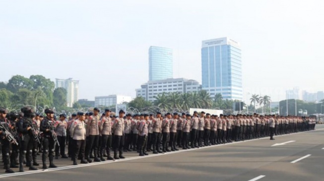 Hadirkan 'Wajah Humanis', 1.060 Polisi Siaga Kawal Demo Guru Madrasah di Depan Gedung DPR