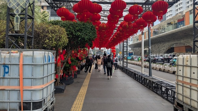 Suasana area pedestrian di kawasan Halte Bundaran HI Astra, Jakarta Pusat, pada Rabu (11/2/2026). (Suara.com/Adiyoga)