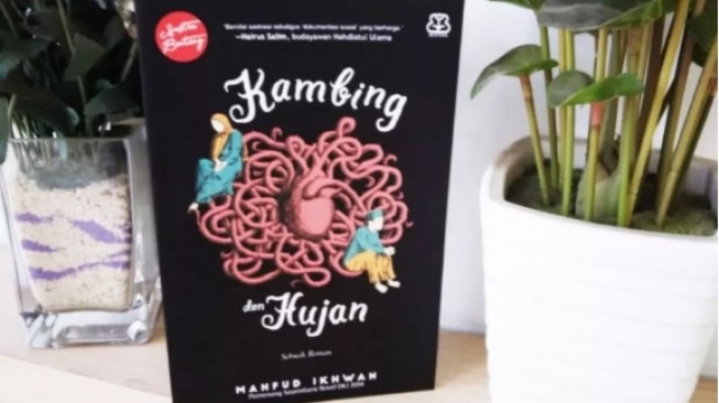 Review Kambing dan Hujan: Saat Perbedaan Rakaat Salat Menjadi Ujian Cinta