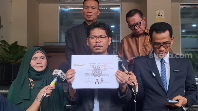 Ahli Meringankan Roy Suryo dkk: Salinan Ijazah Jokowi Sama dengan Sampel Riset RRT