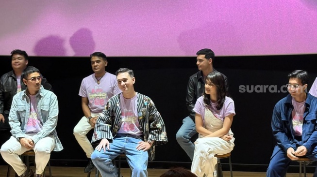 Konferensi pers series A Little White Lie di kawasan Senayan, Jakarta Pusat pada Selasa, 10 Februari 2026. [Suara.com/Tiara Rosana]