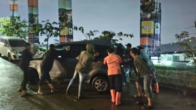 BPBD Bogor Evakuasi Mobil yang Terseret Banjir Bandang di Sentul