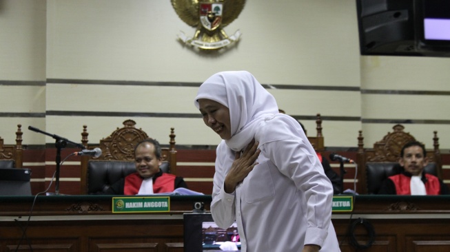Gubernur Jawa Timur Khofifah Indar Parawansa berjalan seusai menjadi saksi perkara dugaan korupsi dana hibah pokir DPRD Jatim di Pengadilan Tindak Pidana Korupsi (Tipikor) Surabaya di Sidoarjo, Jawa Timur, Kamis (12/2/2026). [ANTARA FOTO/Umarul Faruq/foc]
