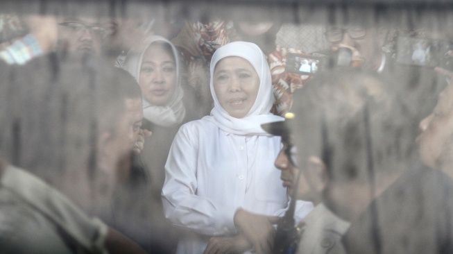 Gubernur Jawa Timur  Khofifah Indar Parawansa (tengah) berjalan seusai menjadi saksi perkara dugaan korupsi dana hibah pokir DPRD Jatim di Pengadilan Tindak Pidana Korupsi (Tipikor) Surabaya di Sidoarjo, Jawa Timur, Kamis (12/2/2026). [ANTARA FOTO/Umarul Faruq/foc]