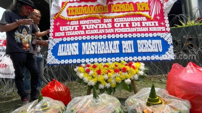 Bawa Nasi Tumpeng, Warga Pati Syukuran di KPK Usai Sudewo Ditahan