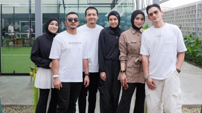 Rezky Aditya bersama Citra Kirana, Dimas Seto, Dhini Aminarti, dan Fauzan meresmikan Monarch Padel di kawasan Bintaro, Tangerag Selatan, Kamis (12/2/2026). [dokumentasi pribadi]