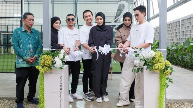 Rezky Aditya bersama Citra Kirana, Dimas Seto, Dhini Aminarti, dan Fauzan meresmikan Monarch Padel di kawasan Bintaro, Tangerag Selatan, Kamis (12/2/2026). [dokumentasi pribadi]